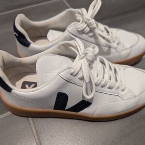 Veja sneaker size US8